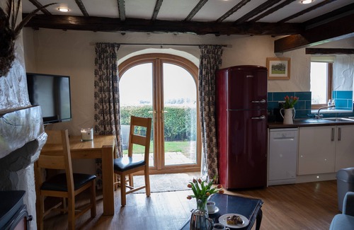 Castle Carrock Cottage | Cozy Cottage for Two with Lake View and Spa Amenities