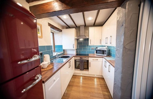 Castle Carrock Cottage | Cozy Cottage for Two with Lake View and Spa Amenities