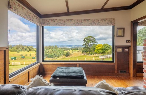 Kallista Bed & Breakfast | Cozy Cottage Retreat at Tudor Ridge with a Scenic View