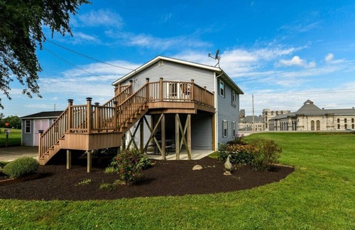 Mansfield House | Charming 2BR Home Near Ohio State Reformatory - Pet Friendly!
