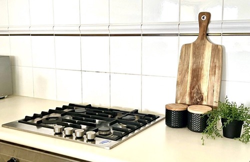 Melbourne Central Business District Apartment | Inviting 2B2B Apartment Next to Carlton Garden with Parking