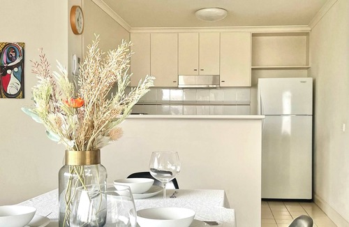 Melbourne Central Business District Apartment | Inviting 2B2B Apartment Next to Carlton Garden with Parking