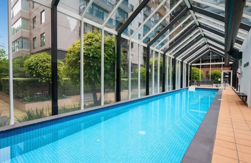 Melbourne Central Business District Apartment | Inviting 2B2B Apartment Next to Carlton Garden with Parking