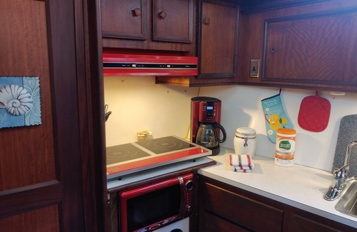 Ampthill Boat Rental | A Cozy And Classic Hatteras 43' Yacht In One Of The Best James River Locations