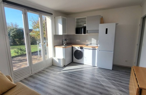 Le Mesnil-Saint-Denis Apartment | Cozy Apartment with Pool and Scenic Views in Chevreuse