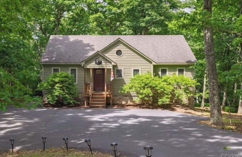 Wintergreen Cabin | Cozy Cabin Retreat in the Heart of Wintergreen!