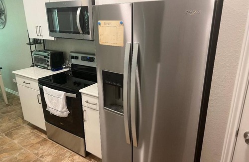 Bratton Park House | Inviting Retreat with Kitchen & Breakfast, Rated 10/10