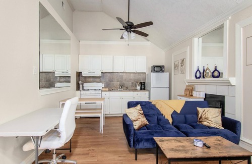 Central Southwest Condo | Comfortable Home in South Houston with Free Breakfast