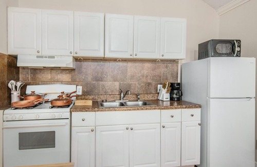 Central Southwest Condo | Comfortable Home in South Houston with Free Breakfast