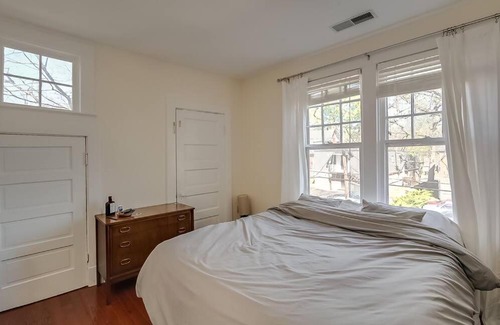 Northside District Apartment | Inviting Retreat for Families and Pets in Lexington