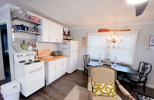 Marble Falls Cottage | Perfect Waterfront Cottage with Spa & Hot Tub - Guest Rated 9.8