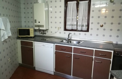 Beijos House | A cozy rustic house with essential services 25 meters away.