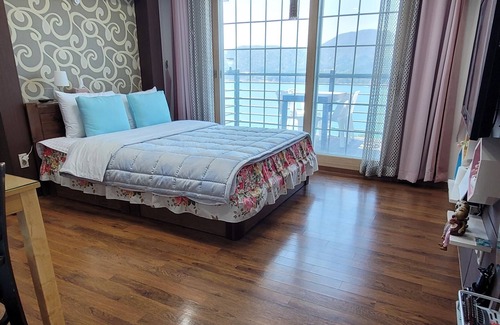 Irun-myeon House | Eco-Friendly Retreat at Geoje Pension with Pool Access