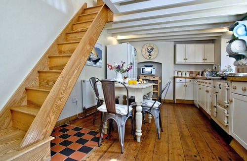 Kingsand Cabin | Charming Oceanfront Cottage Near the Beach with Great Amenities