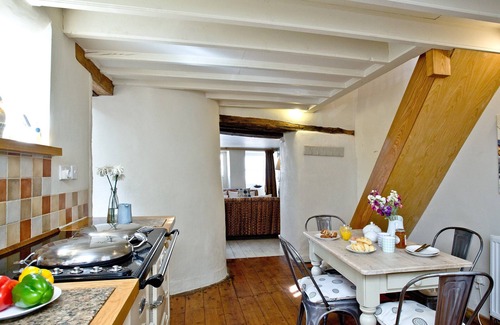 Kingsand Cabin | Charming Oceanfront Cottage Near the Beach with Great Amenities