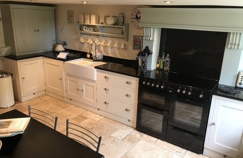 Longnor Cottage | Charming Cottage in Warslow with Breakfast & Family Amenities