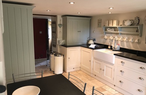 Longnor Cottage | Charming Cottage in Warslow with Breakfast & Family Amenities