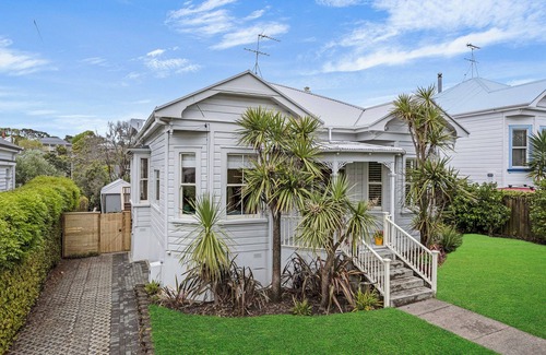 Devonport Apartment | Bright and Inviting One Bedroom Apartment for Families
