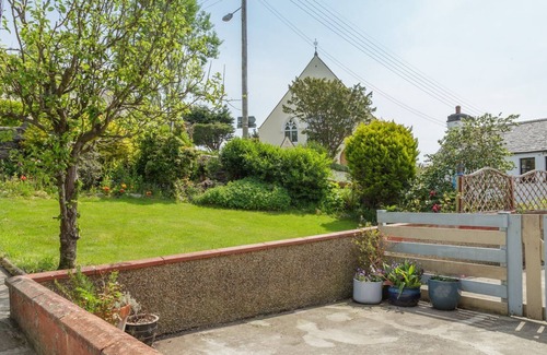 Laxey Apartment | A delightful holiday cottage located in Laxey, just minutes from the beach, restaurants, pubs and ca