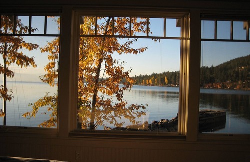 Somers House | Idyllic Sailor's Home with Waterfront Views and Great Amenities