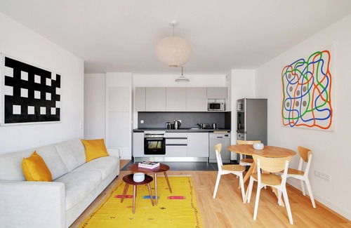 Clichy Apartment | A Design 2-BR/1-BA with Terrace in Clichy