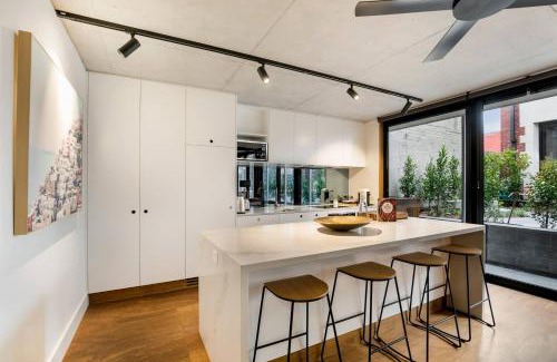 Fitzroy Apartment | Designer-Inspired Hotel in Trendy Fitzroy, Family Friendly
