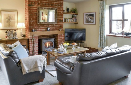 Costessey Cottage | Pet-Friendly Cottage with Private Pool and Enclosed Garden