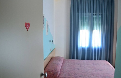 Lido di Jesolo Bed & Breakfast | Cozy Double Bed Room at Family-Run Guest House