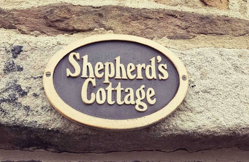 Peak District Cottage | Peaceful Getaway at Castleton Farm with Spa & Hot Tub