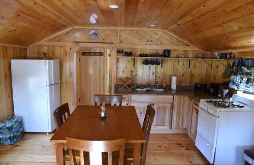 Franklin Cabin | Discover a Family-Oriented Cabin Retreat with Pool & Breakfast