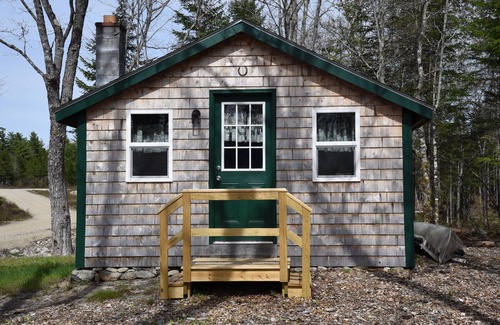 Franklin Cabin | Discover a Family-Oriented Cabin Retreat with Pool & Breakfast