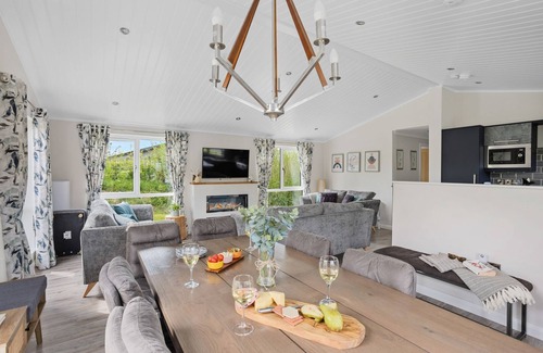Lifton House | Scenic Lodge with Hot Tub Near Roadford Lake - 10/10 Rated