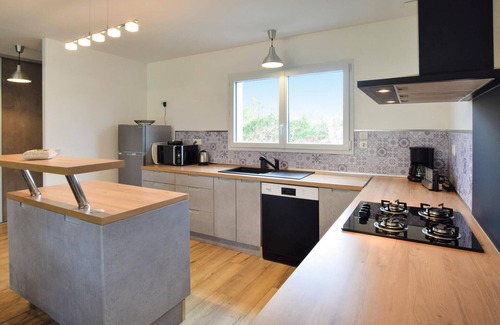 Gouville-sur-Mer House | Bright Cottage Near the Beach with Family-Friendly Amenities