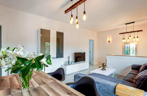 Tordera House | A few kilometers from the Catalan coast welcomes you this beautiful vacation home with pool.