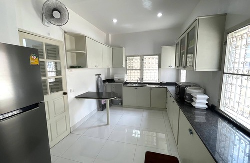 South Pattaya Villa | Convenient Retreat Near Walking Street and Beach Access