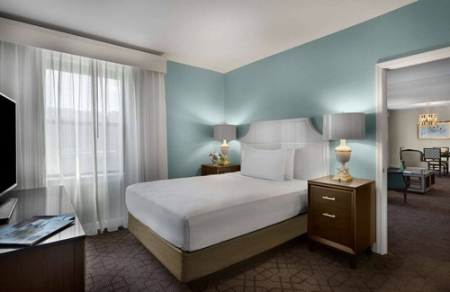 Central West End Hotel | Steps from World Chess Hall of Fame! Pool & Pet-Friendly Stay