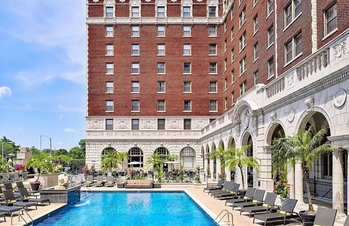 Central West End Hotel | Steps from World Chess Hall of Fame! Pool & Pet-Friendly Stay