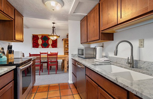 Northeast Santa Fe Hotel | Flexible Downtown Condo with Pool, Spa & Top Reviews