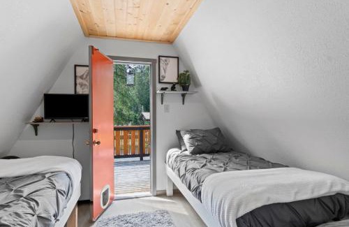 Ashford House | A-Frame At Entrance to Rainier- Hot Tub & WiFi