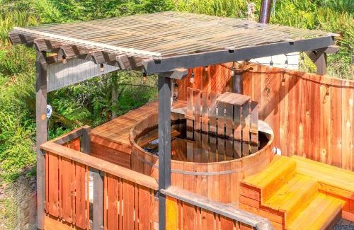 Ashford House | A-Frame At Entrance to Rainier- Hot Tub & WiFi