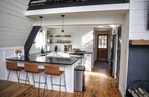 Dawsonville Cottage | Cozy Lakefront Cottage with Private Dock and Pool Access