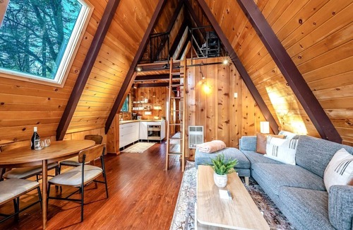 West Village Cabin | Inviting A-Frame Escape: Unique Stay with Kitchen & Breakfast