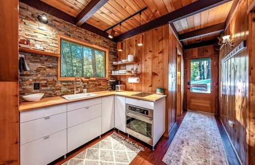 West Village Cabin | Inviting A-Frame Escape: Unique Stay with Kitchen & Breakfast