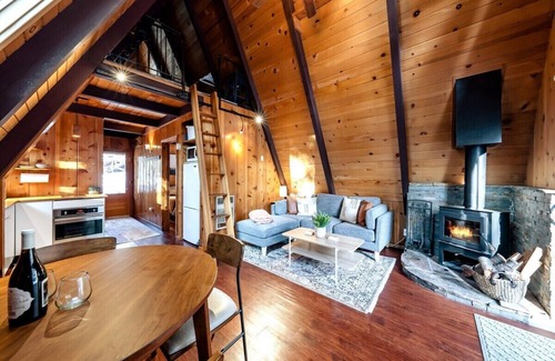 West Village Cabin | Inviting A-Frame Escape: Unique Stay with Kitchen & Breakfast