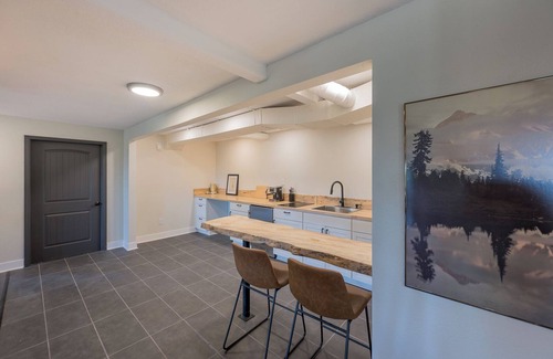 Goldendale House | Cozy Guesthouse in the Pines: Rated 9.8 with Spa & Breakfast