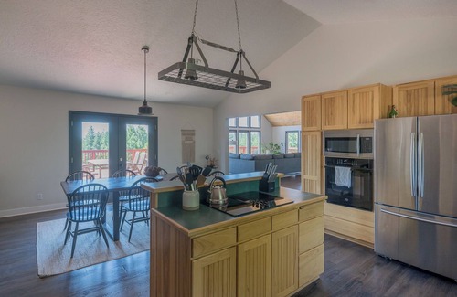 Goldendale House | Cozy Guesthouse in the Pines: Rated 9.8 with Spa & Breakfast