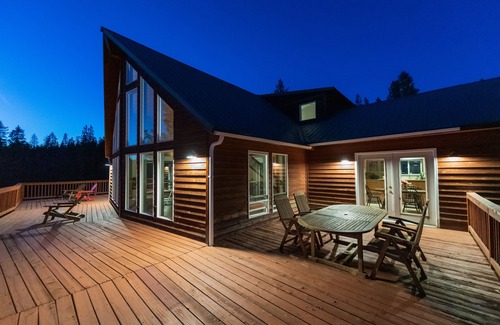 Goldendale House | Cozy Guesthouse in the Pines: Rated 9.8 with Spa & Breakfast