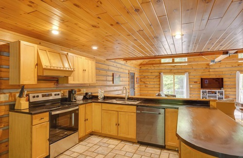 Bolton Landing Cabin | Pet-Friendly Bolton Retreat with Game Room & Spa Access
