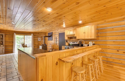Bolton Landing Cabin | Pet-Friendly Bolton Retreat with Game Room & Spa Access