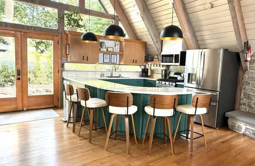 Newport Cabin | Impressive A-frame with Hot-tub & Tennis Court Retreat
